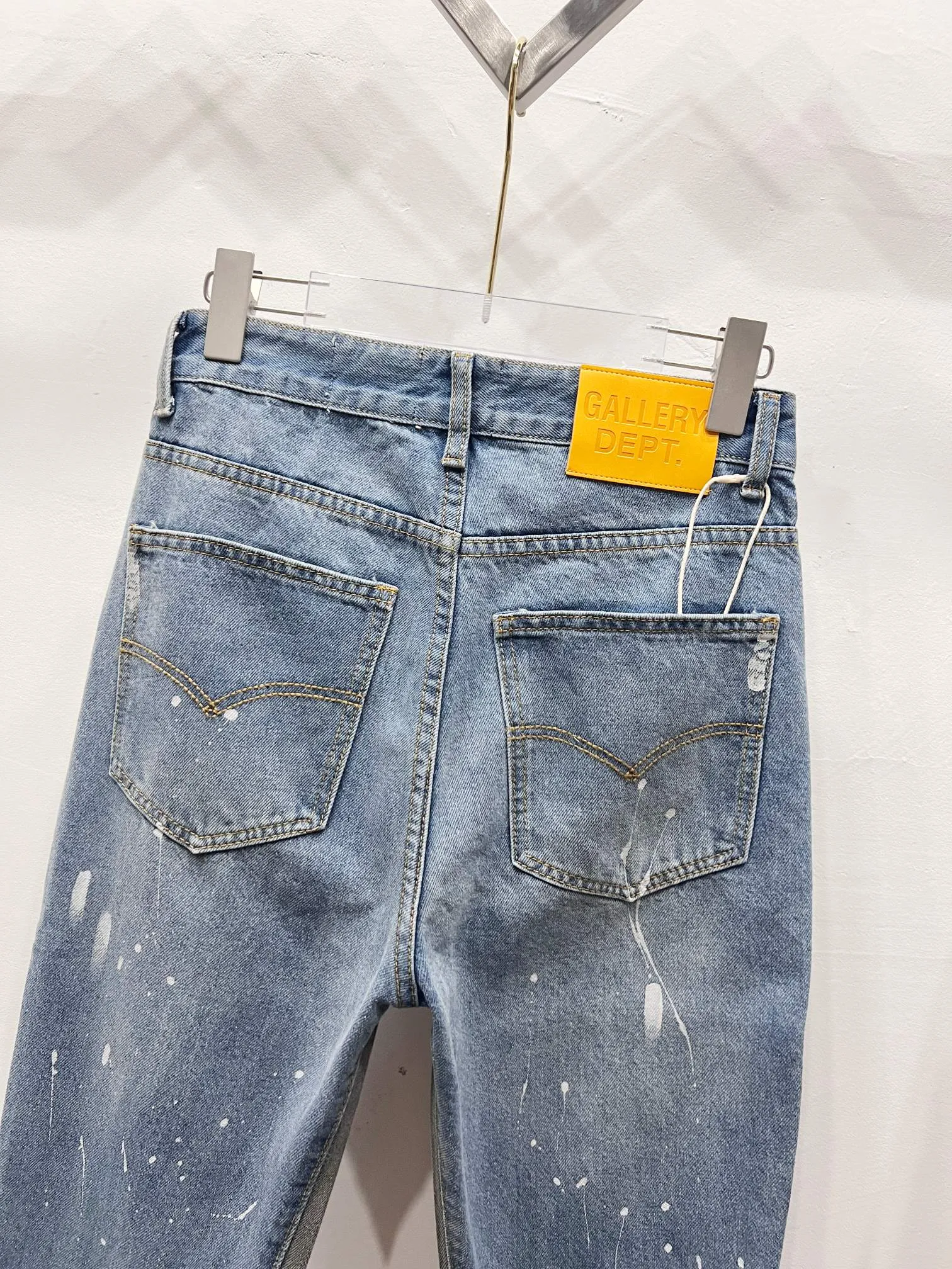 P240 Style number: (A004) GALLERY DEPT. 2025 new splash-ink hand-painted letters splicing couple style loose washed flared jeans 🔥High version🔥High version🔥 Top ceiling quality Styles with different washed textures are very friendly to people with thin legs and thick legs. The slightly flared version is very flattering. Moderate length that never goes out of style, easy to match with casually, basic styling for various styles, a must-have in the wardrobe! The fabric is stiff but also makes the upper body soft without losing texture. The washing process is even more perfect. It is a must-have item for everyone! ! ! Washed wheat, tag, pants label, three complete labels Color: washed black, washed blue Size: 28, 30, 32, 34 (four sizes)